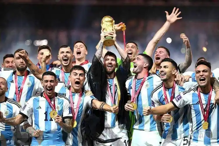 梅西高举大力神杯 阿根廷第三次夺得世界杯冠军_最佳球员_集体_披风