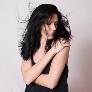 一个女人在凌乱的头发黑色汗衫照片