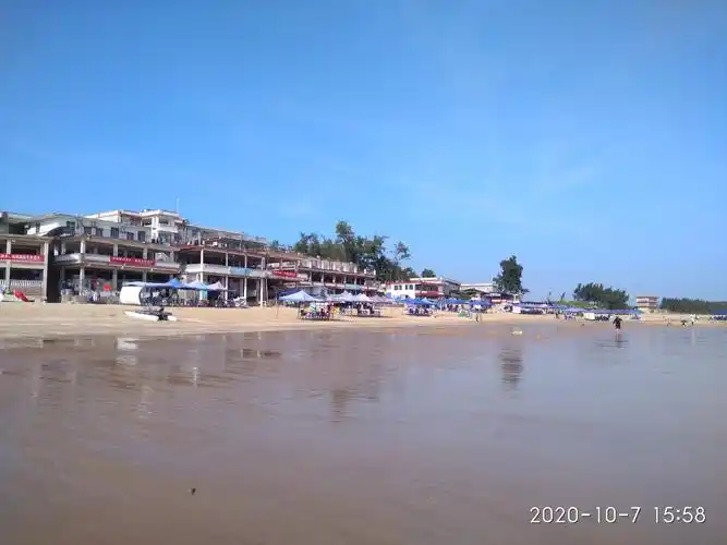 天堂滩,是位于防城港市港口区企沙镇一个未完全开发成熟的海滩.