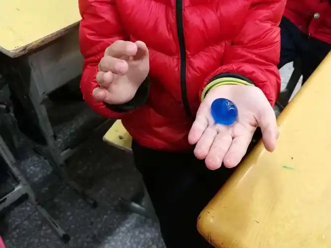 玩转科学小实验——阜阳师院附小三年级家长进课堂之"水精灵"的制作