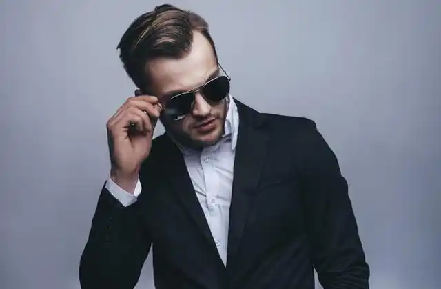 很爷们的句子男人霸气的文案形容男人霸气酷的句子