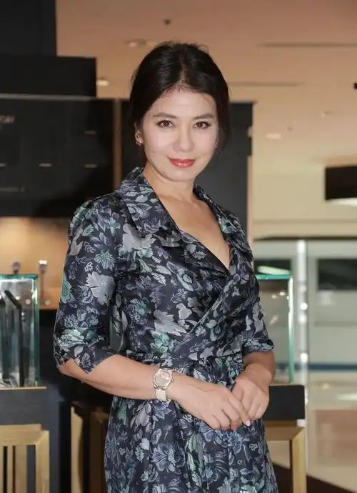 钟楚红生图肤色不一颈纹明显但脸上肤色细腻比同龄人年轻多了