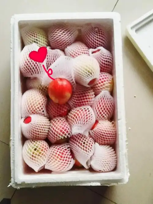 满满一箱的水蜜桃