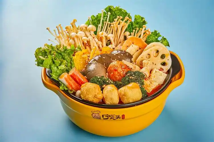 由于菜品种类多,适合的场景多,自由选取,人均也特别灵活,普通麻辣烫的