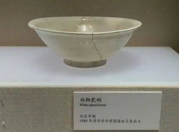 汝窑是宋瓷中成就最高的,因为开窑时间只有20年,也让它流世的作品少之