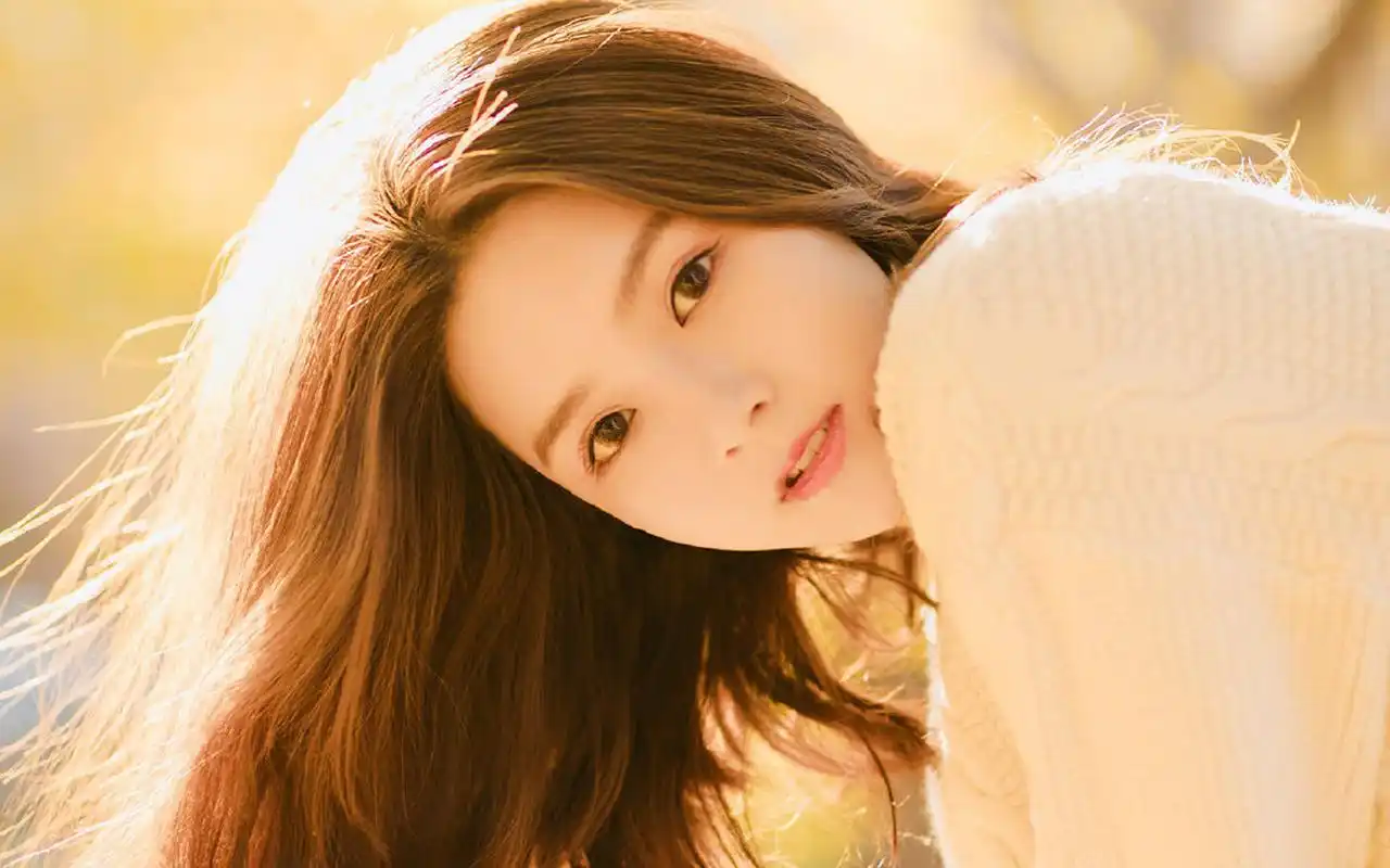 清新长发美女户外写真桌面壁纸