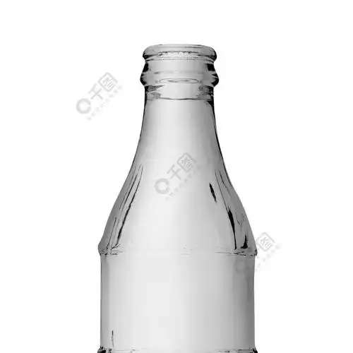 孤立在白色背景上的空瓶可乐