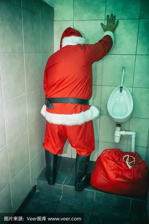 圣诞老人在公共厕所小便
