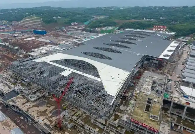 5月28日,重庆江北国际机场t3b航站楼内一派繁忙,中建八局的技术工人