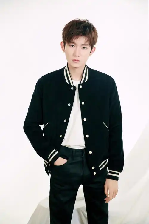 小鲜肉王源青春活力写真