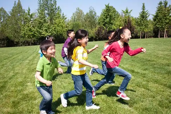 儿童在公园奔跑