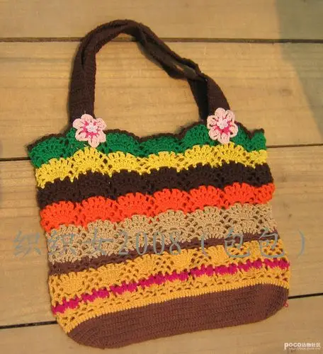 手工钩的条纹袋子