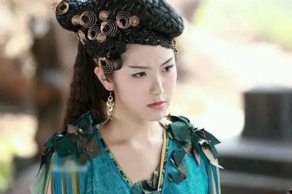 穆婷婷饰演的白梅瑛是白狐九妹,性活泼好胜,刁蛮任性.