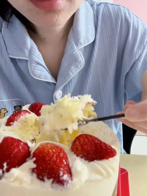 浅吃一个草莓小蛋糕