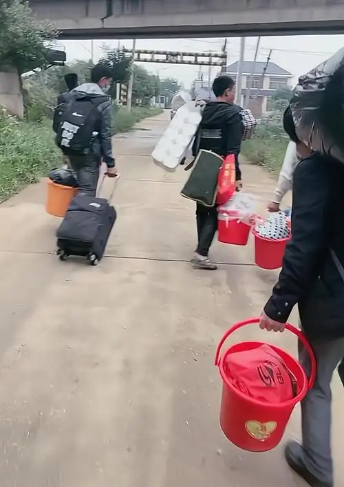 "提桶跑路",这是近年来流行在互联网上的一个网络名词,形容的是在各大