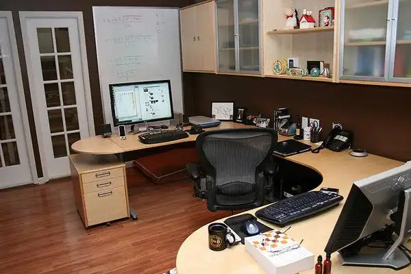 纯实木的工作效率 超棒的电脑工作环境