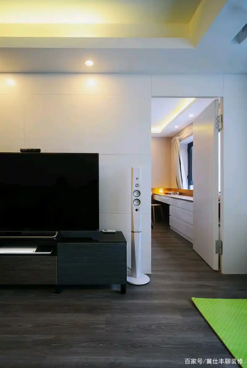 电视背景墙和门在同一面墙上?这样设计更漂亮!