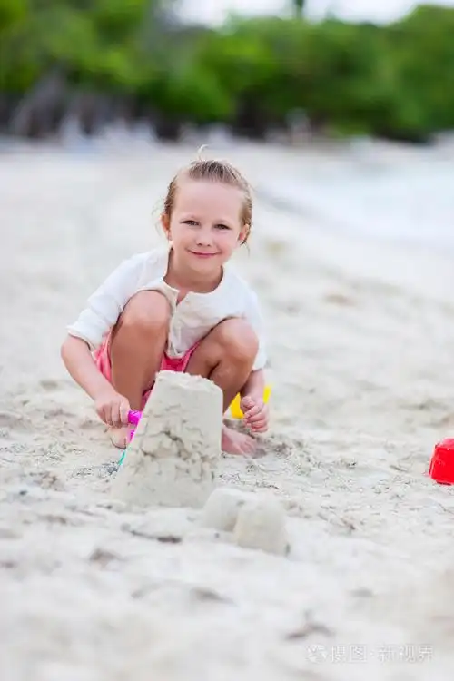 在海滩上玩耍的小女孩