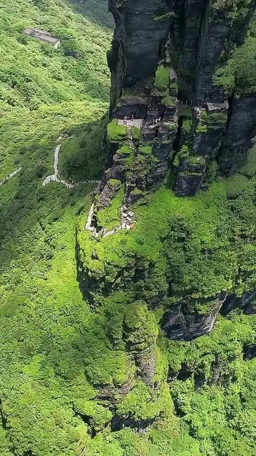 贵州大山深处一座险峻山峰,看着都觉得险,你敢爬吗