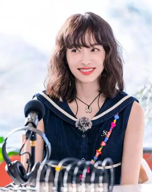 秦岚的烫发,草率了……_卷发_短发_脸型