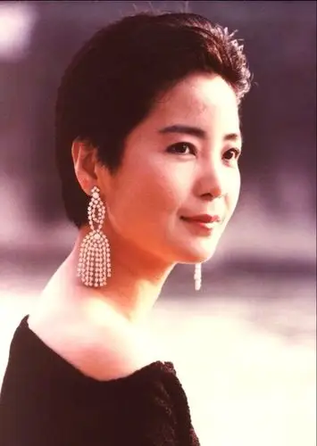 邓丽君珍贵老照片:佳人漫步巴黎,美人自有韵味