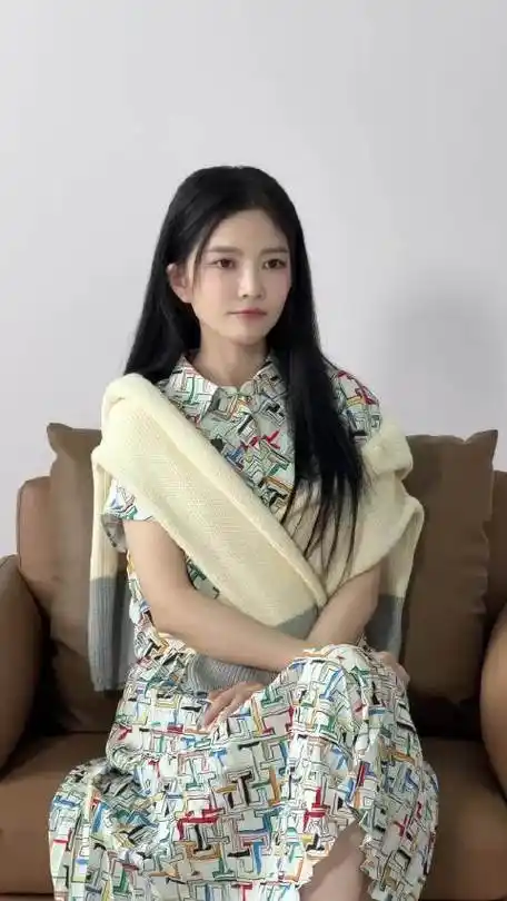 17:0109205216全部微博演员杜淳妻子王灿带女儿餐厅用餐中,她和