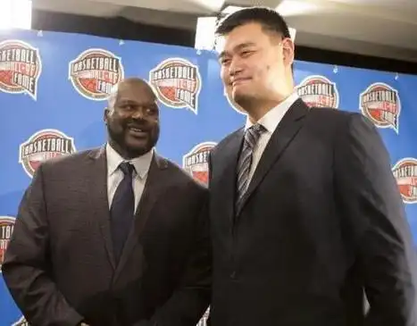姚明体型有多夸张?奥尼尔和他站在一起,就变成了"小鲨鱼"