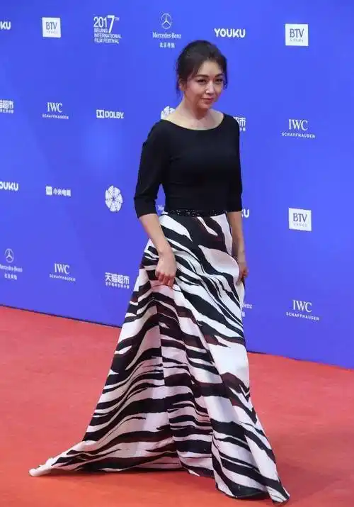 江珊红毯造型真洋气,穿黑上衣搭"斑马纹"长裙,气质优雅又大方_显得