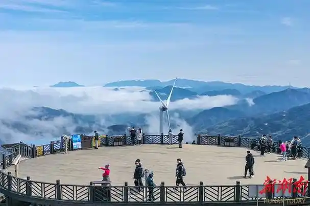 2月16日,蓝山县云冰山景区出现壮美云海景观,青山绵绵,云海升腾,宛如