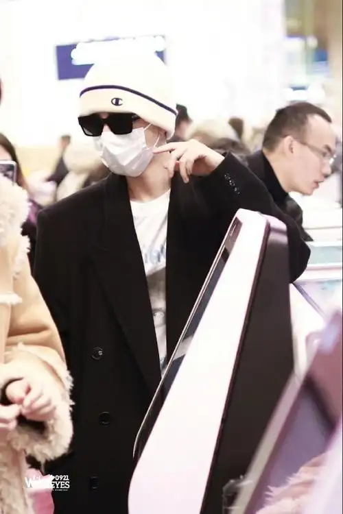 王俊凯巴黎机场出发饭拍9615毛线帽黑色大衣墨镜9815又奶又酷