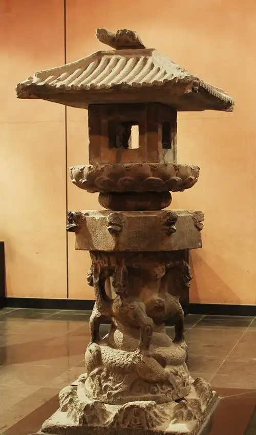 石灯,刻于唐代(618-907),高190厘米,宽71厘米,出土于陕西省乾县西湖村