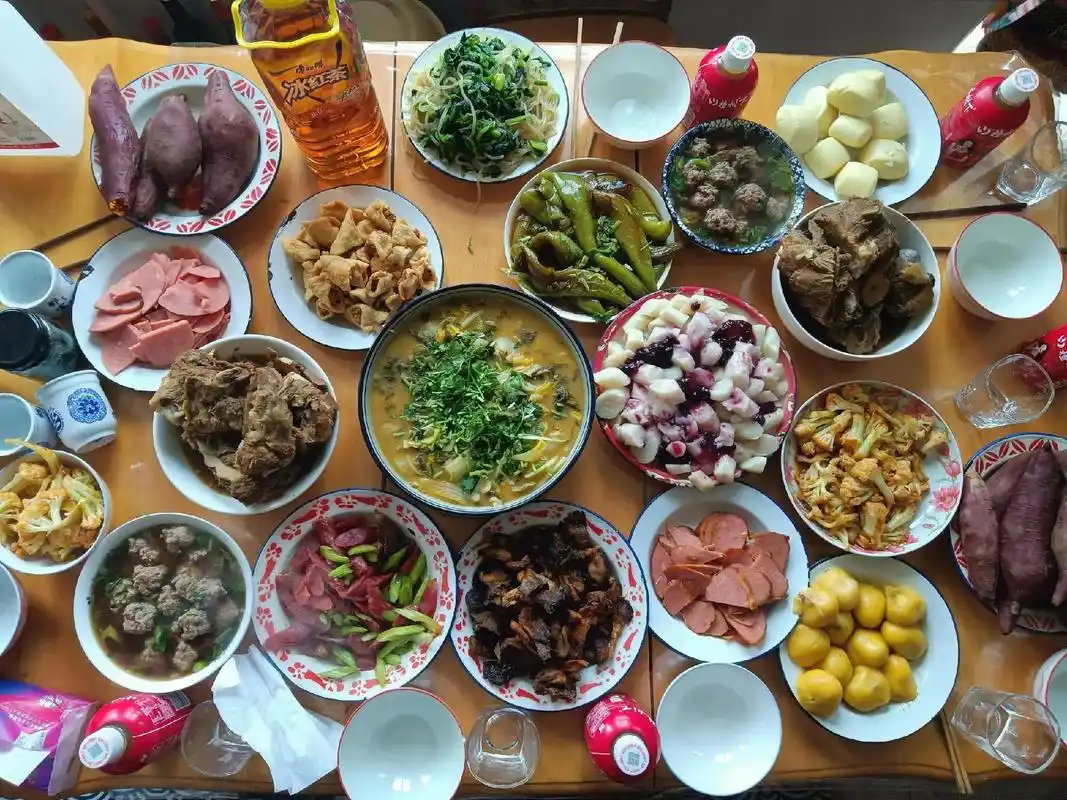 鸡鸭鱼肉摆满桌, 珍馐美味满盘托. 佳肴香气扑鼻来, 佳肴可 - 抖音