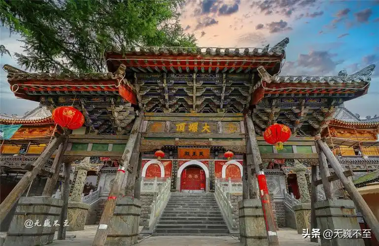 四大佛教名山之首的五台山,据说这座寺庙有求必应,香火最旺