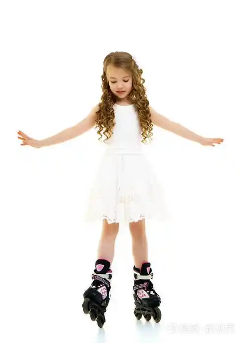 穿溜冰鞋的小女孩