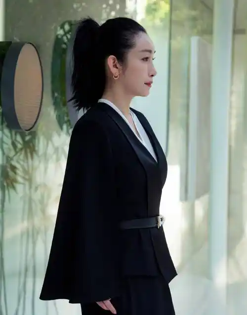 秦海璐太美了,一身黑色西装礼服太霸气,高马尾造型真有女王范儿_设计