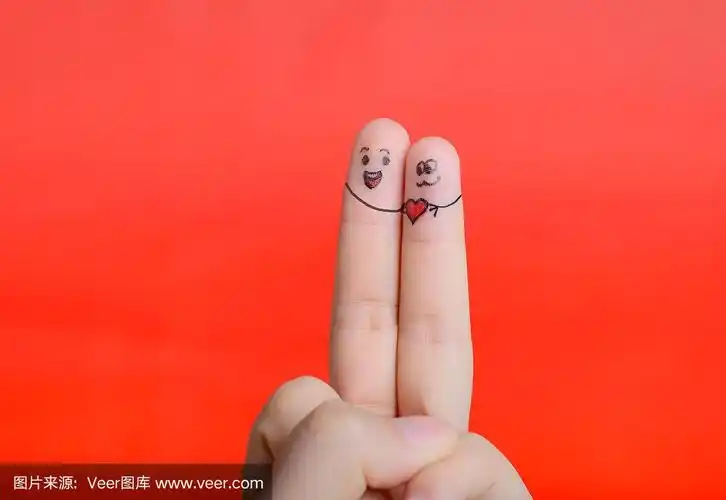 红色背景上画的手指笑脸,情人节的概念.