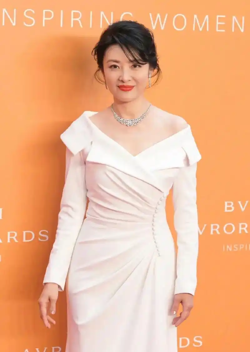 周涛身着白色礼服,形象高雅,笑容亲切,完美诠释国泰民安脸.