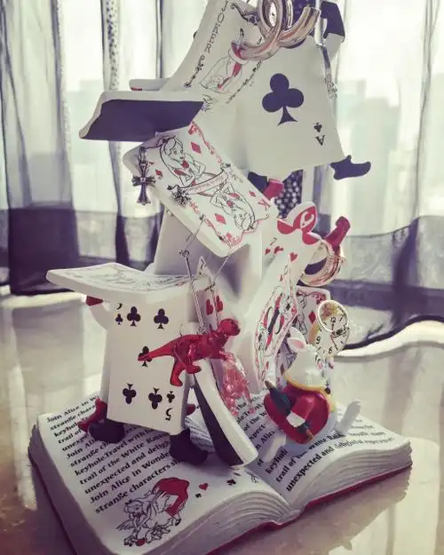 迪士尼爱丽丝梦游仙境扑克牌饰品首饰收藏摆件