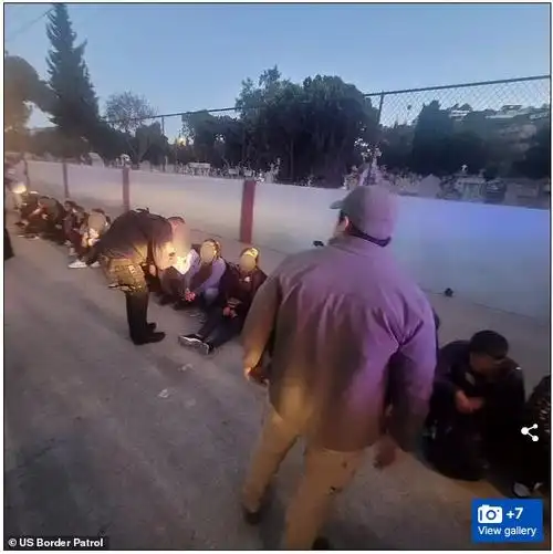 每天1000人偷渡南加州戴口罩的中国女走线客被拍照时眼神恐慌