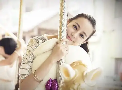 迪丽热巴演的宋子涵是电视剧《爱的阶梯》中的角色,在剧中迪丽热巴演