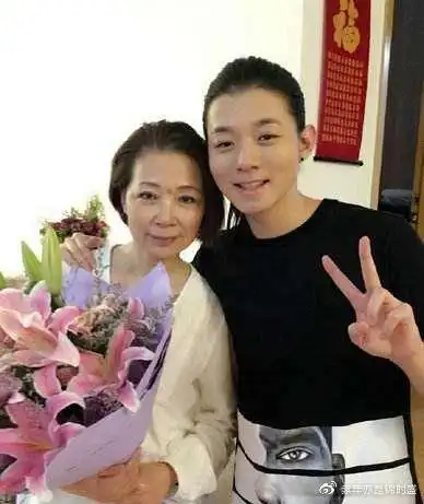 58岁的火风,前妻与现任是好朋友,儿女为异母兄妹五官似复制粘贴