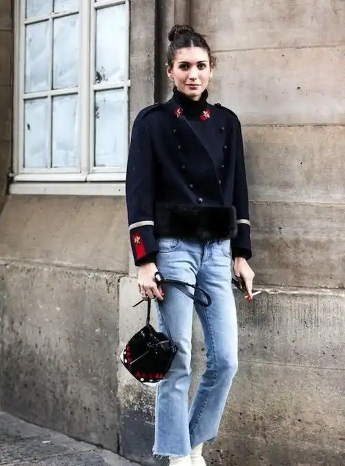 白色短靴搭配牛仔裤,潮流范十足,白色短靴和牛仔裤搭配,更是展现出