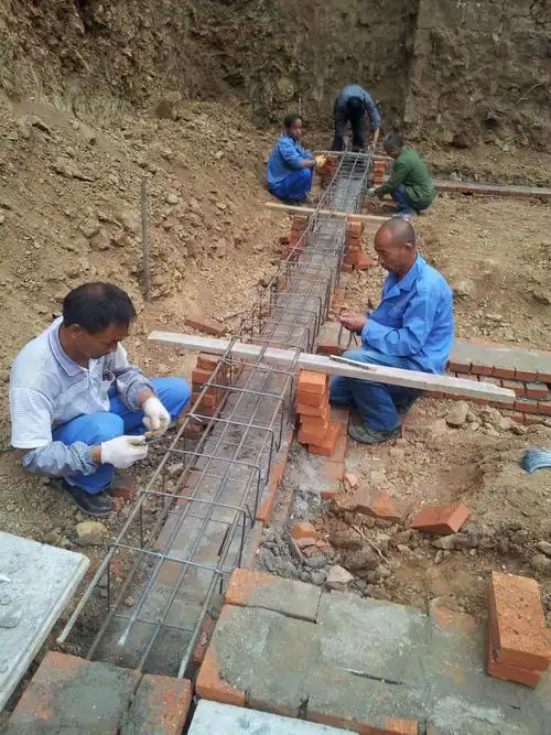 工人在编织捆绑地梁钢筋