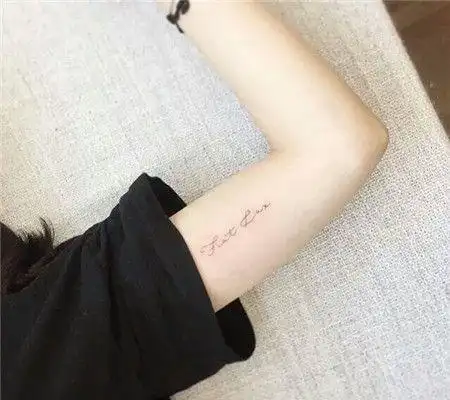 女生手臂内侧英文字母纹身