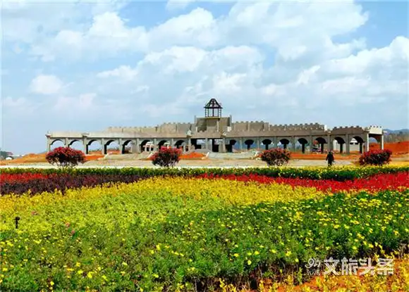 与浪漫不期而遇 泸西东方玫瑰谷芳香小镇项目复工