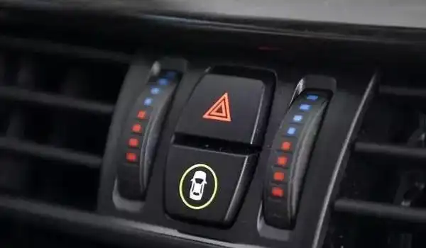 双闪开多久会没电(车辆停车后需要注意什么)  第2张