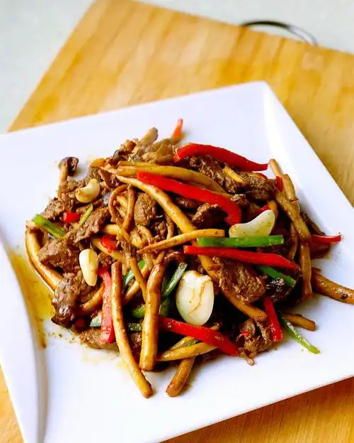 p>茶树菇炒牛肉,英文名tea mushroom fried beef,主料为牛肉,辅料为