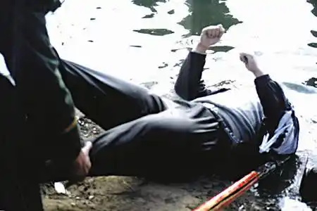 图文:救护人员打捞英雄学生遗体