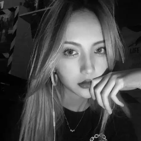 霸气冷漠女生头像黑白,不要踮着脚尖去爱一个人