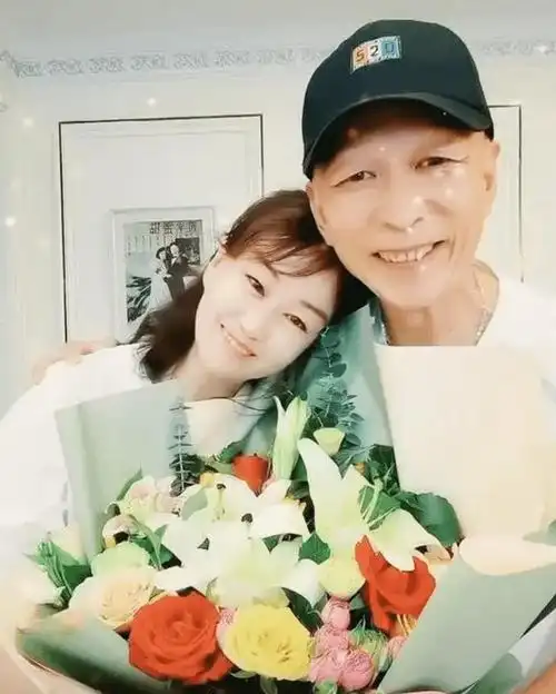 童年阴影!曾吓哭蒋雯丽,却与美貌妻子一见钟情且有两个女儿